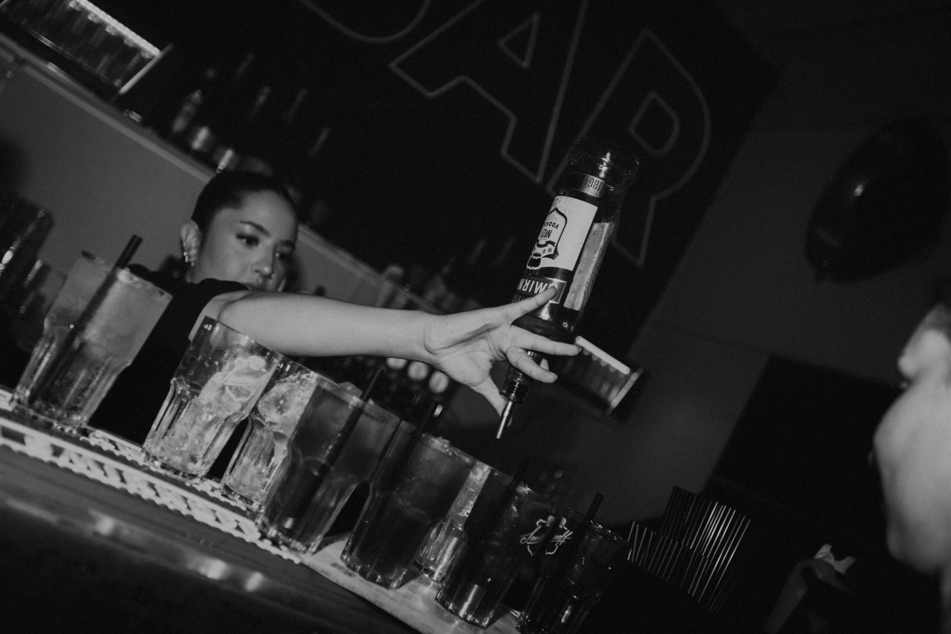 Bartender skænker en drink