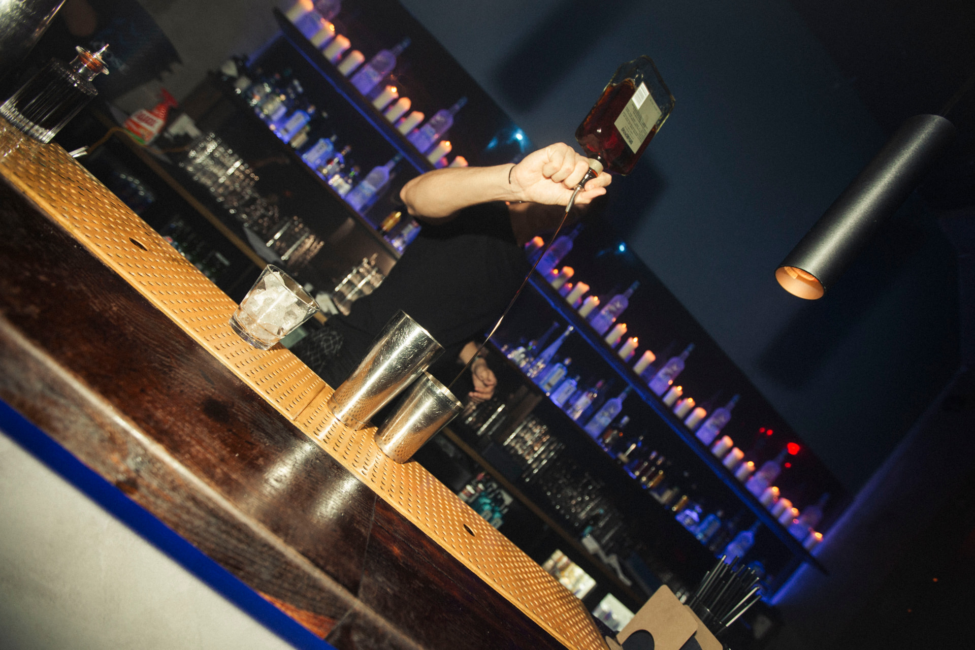 Bartender skænker en drink på HALO